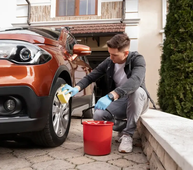 Lavage auto à domicile Luxémont-et-Villotte : professionnel intervenant sur un véhicule